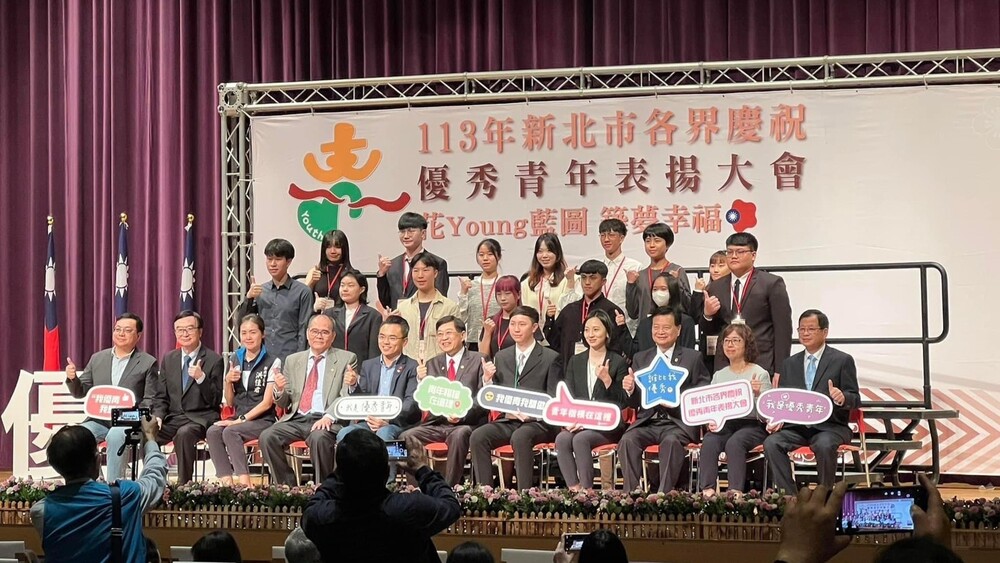 優秀青年得獎者與現場長官貴賓合影圖片