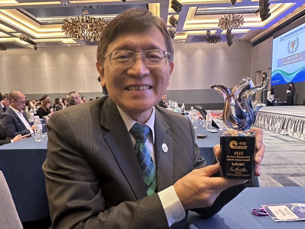 白文亮學長(副董事長)代表中國砂輪領獎圖片