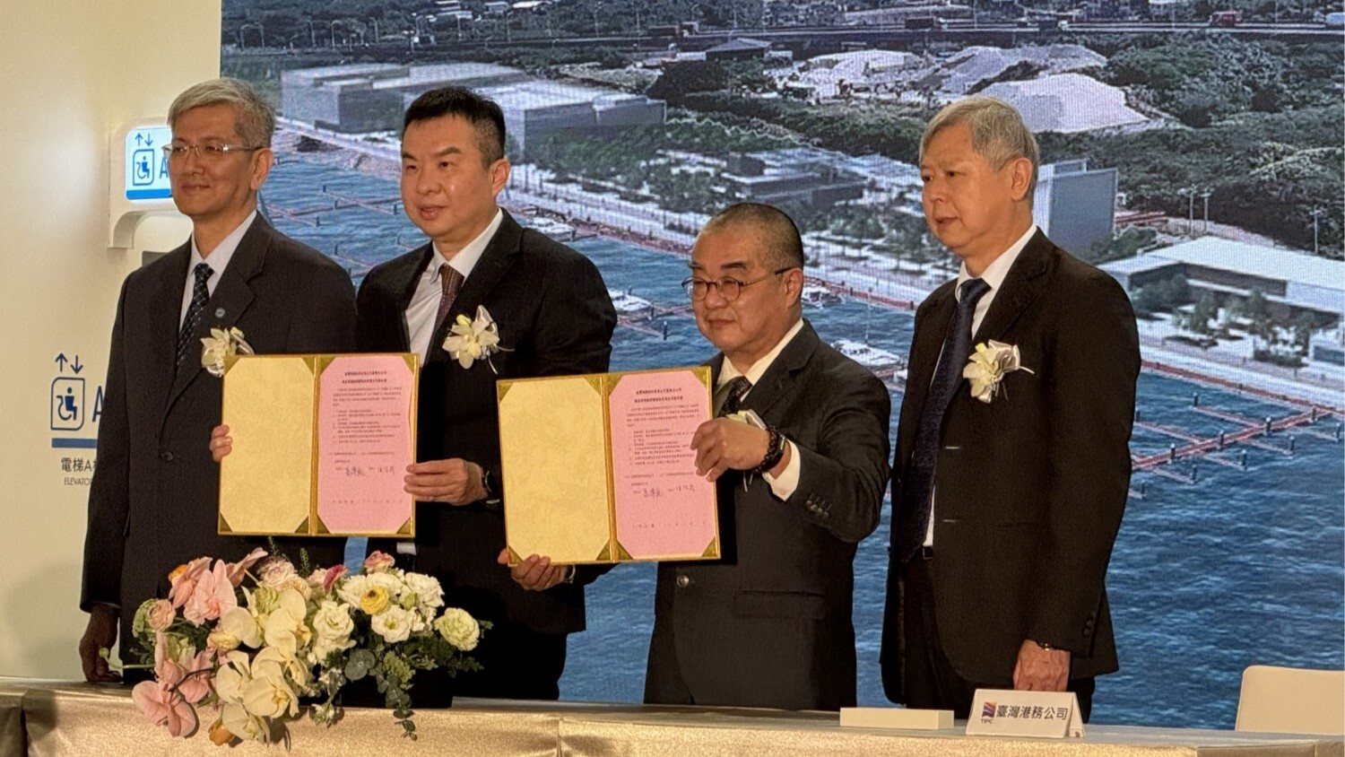 亞果遊艇集團董事長侯佑霖與基隆港務分公司高傳凱總經理簽署合約圖片