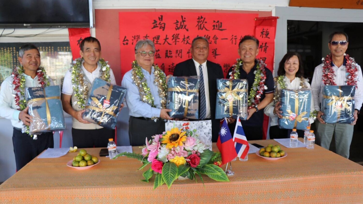 楊飛龍、葉文屏和王碧蘭（明德國小董事長）、張明光（大同中學校長）、洪堯昆、黃嘉興、王淄岑董事長圖片