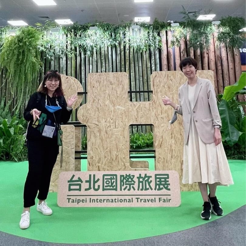 參與台北國際旅展留影(左起：余曉玲主任、陳鈺佳同學)圖片