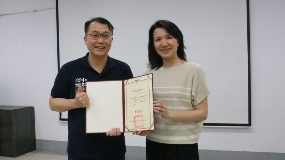 真理大學李宜芳校長頒發感謝狀予福容大飯店淡水漁人碼頭陳柏宏總經理圖片